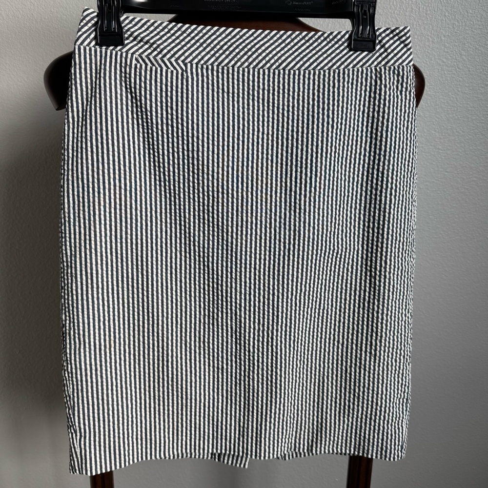 J. CREW PENCIL SKIRT IN SEERSUCKER SIZE 2 NAVY STRIPES LINED WITH POCKETS